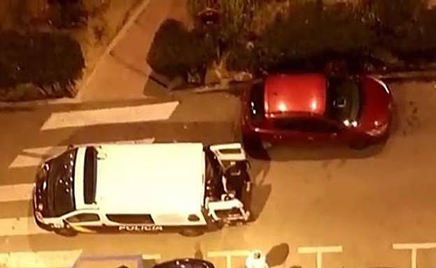 Momento en que los agentes entran al piso de Alcalá de Henares