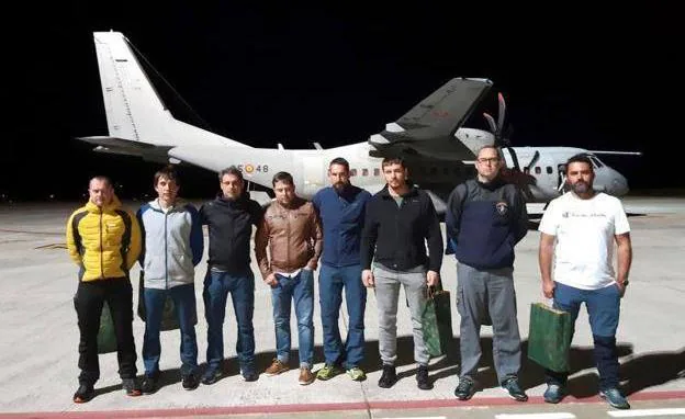 Los integrantes de la Brigada de Salvamento Minero que han participado en el rescate del pequeño Julen a su regreso a Asturias.