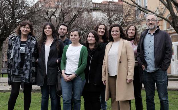 Yolanda Huergo y sus compañeros de candidatura, junto a la placa a las asturianas represaliadas durante el franquismo de la plaza de Europa.