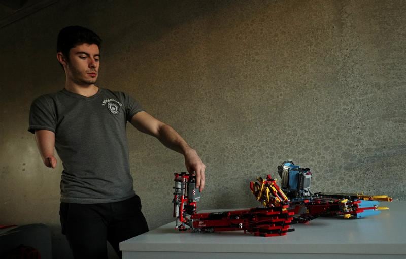 David Aguilar nos muestra sus prótesis de brazo, construidas con piezas de Lego, durante una entrevista en su casa, en Sant Cugat del Vallés, cerca de Barcelona