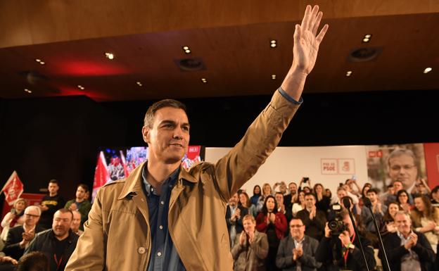 El presidente del Gobierno, Pedro Sánchez, a su llegada a la presentación de la candidatura del socialista Alfredo Retortillo (d) para el ayuntamiento vizcaíno de Barakaldo. 