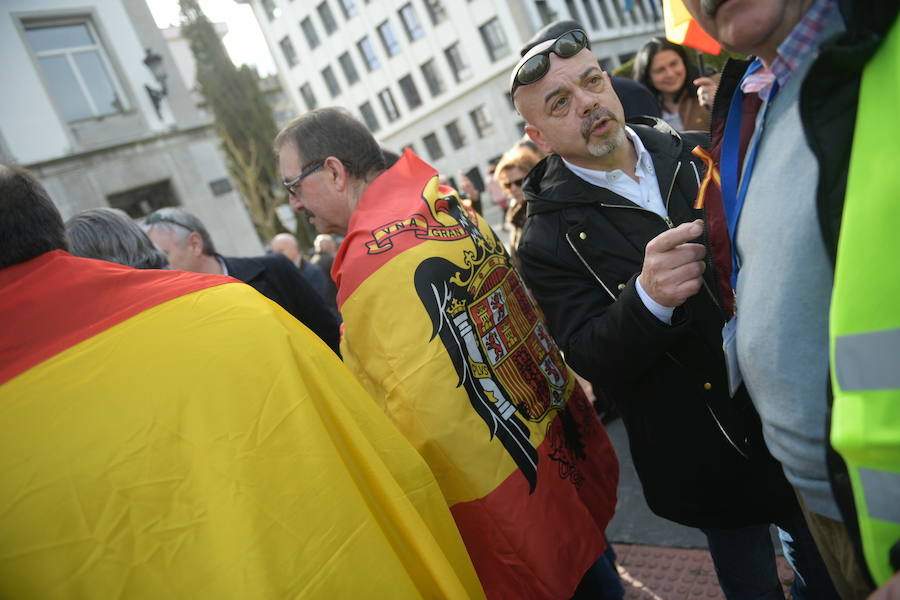 El PP y Foro se han concentrado en Oviedo y defendido en un comunicado la «indisoluble unidad de la nación española» y rechazado cualquier «nueva concesión secesionista. Por su parte, Vox se ha desmarcado como organización y cruzado críticas con PP y Foro