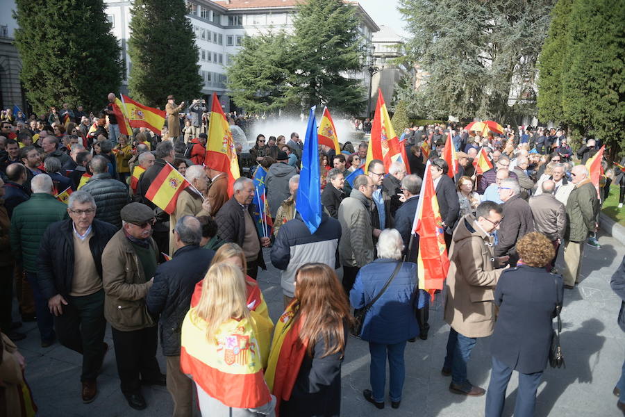 El PP y Foro se han concentrado en Oviedo y defendido en un comunicado la «indisoluble unidad de la nación española» y rechazado cualquier «nueva concesión secesionista. Por su parte, Vox se ha desmarcado como organización y cruzado críticas con PP y Foro