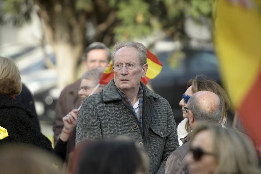 El PP y Foro se han concentrado en Oviedo y defendido en un comunicado la «indisoluble unidad de la nación española» y rechazado cualquier «nueva concesión secesionista. Por su parte, Vox se ha desmarcado como organización y cruzado críticas con PP y Foro