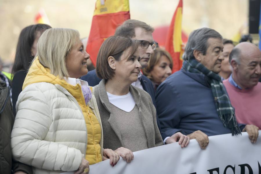 El PP y Foro se han concentrado en Oviedo y defendido en un comunicado la «indisoluble unidad de la nación española» y rechazado cualquier «nueva concesión secesionista. Por su parte, Vox se ha desmarcado como organización y cruzado críticas con PP y Foro