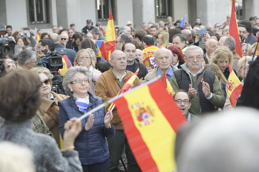 El PP y Foro se han concentrado en Oviedo y defendido en un comunicado la «indisoluble unidad de la nación española» y rechazado cualquier «nueva concesión secesionista. Por su parte, Vox se ha desmarcado como organización y cruzado críticas con PP y Foro