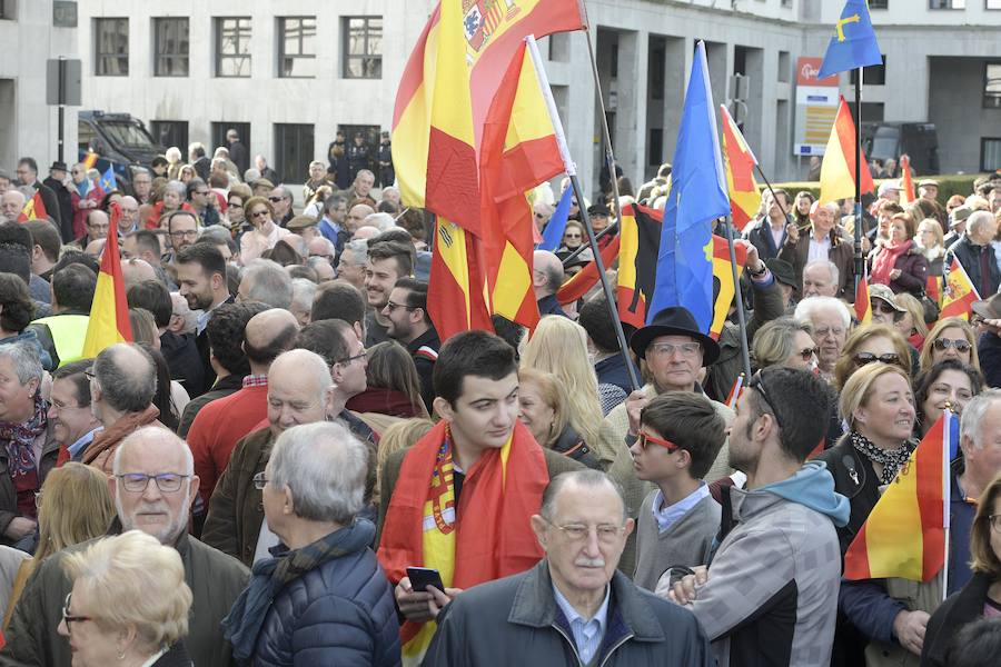 El PP y Foro se han concentrado en Oviedo y defendido en un comunicado la «indisoluble unidad de la nación española» y rechazado cualquier «nueva concesión secesionista. Por su parte, Vox se ha desmarcado como organización y cruzado críticas con PP y Foro