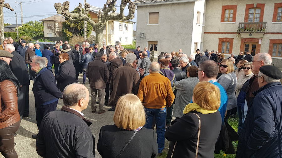 Multitudinario funeral en Valdés para despedir al concejal de UROS, Balbino Suárez Cortina, que falleció a los 66 años tras una larga enfermedad.