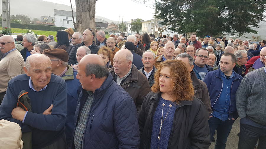 Multitudinario funeral en Valdés para despedir al concejal de UROS, Balbino Suárez Cortina, que falleció a los 66 años tras una larga enfermedad.