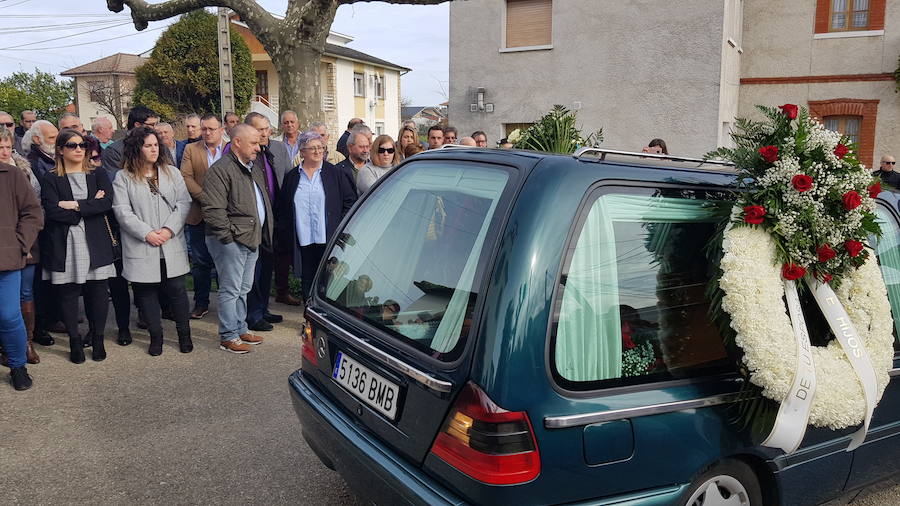 Multitudinario funeral en Valdés para despedir al concejal de UROS, Balbino Suárez Cortina, que falleció a los 66 años tras una larga enfermedad.