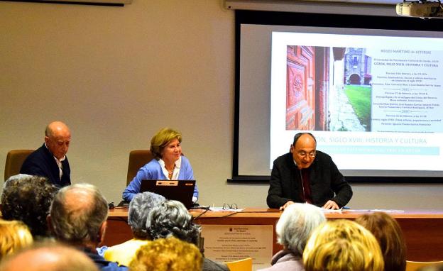 José Ramón García y Pilar Carrasco, durante la conferencia. 