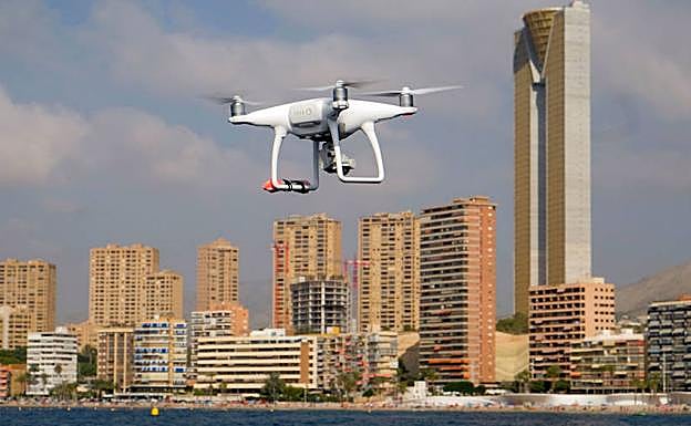 La policía local de Benidorm utiliza un dron para vigilar la playa. 