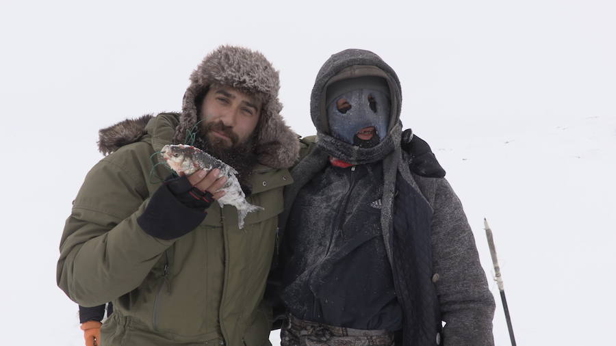 Galán con el resultado de pescar bajo el hielo.