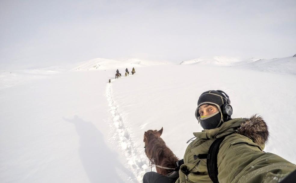 El avilesino Álex Galán viaja a caballo entre la nieve para encontrarse con tribus nómadas.