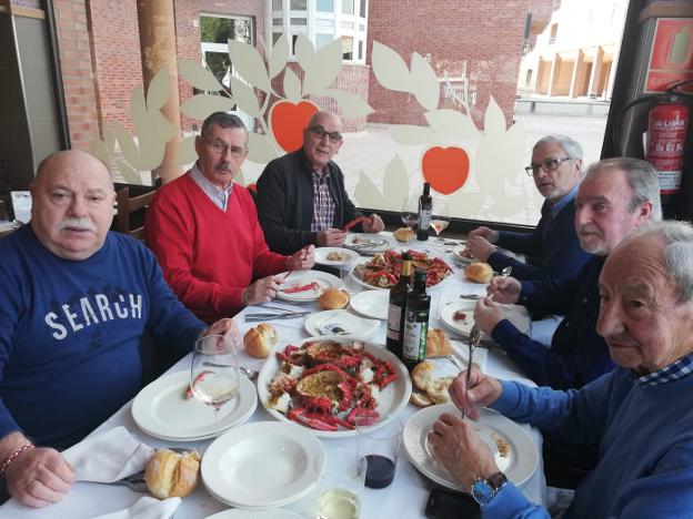 Fanjul, el tercero por la izquierda, junto a Alonso. :: E. C.