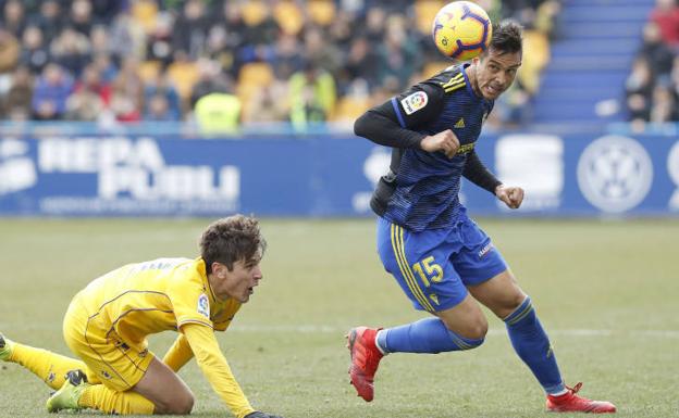 Jugada en el partido Alcorcón - Cádiz.