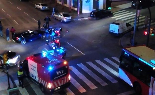 Un motorista herido en una colisión en la avenida de Pablo Iglesias en Gijón