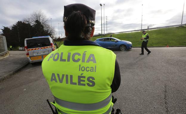 Imagen de archivo de un control policial en Avilés. 