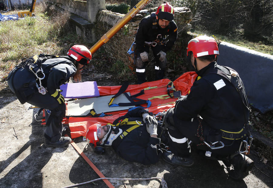 Una compañía del V Batallón de Intervención de Emergencias (BIEM V) de la Unidad Militar de Emergencia ha realizado este martes un ejercicio de instrucción en la zona de la ría del Eo. Navegación con embarcaciones a motor y remo, rescates acuáticos y trabajos subacuáticos o búsqueda en las orillas han sido algunos de los ejercicios realizados.