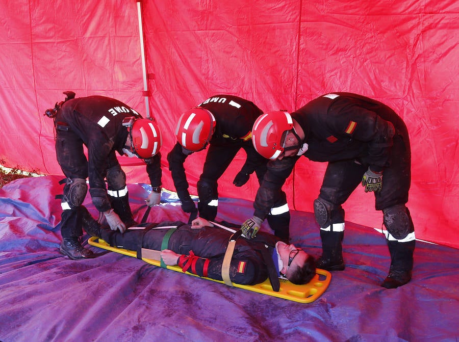 Una compañía del V Batallón de Intervención de Emergencias (BIEM V) de la Unidad Militar de Emergencia ha realizado este martes un ejercicio de instrucción en la zona de la ría del Eo. Navegación con embarcaciones a motor y remo, rescates acuáticos y trabajos subacuáticos o búsqueda en las orillas han sido algunos de los ejercicios realizados.