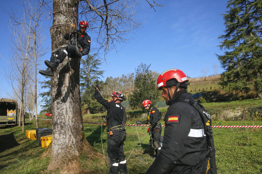 Una compañía del V Batallón de Intervención de Emergencias (BIEM V) de la Unidad Militar de Emergencia ha realizado este martes un ejercicio de instrucción en la zona de la ría del Eo. Navegación con embarcaciones a motor y remo, rescates acuáticos y trabajos subacuáticos o búsqueda en las orillas han sido algunos de los ejercicios realizados.