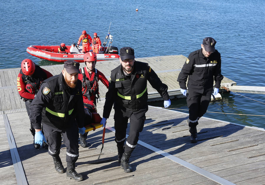 Una compañía del V Batallón de Intervención de Emergencias (BIEM V) de la Unidad Militar de Emergencia ha realizado este martes un ejercicio de instrucción en la zona de la ría del Eo. Navegación con embarcaciones a motor y remo, rescates acuáticos y trabajos subacuáticos o búsqueda en las orillas han sido algunos de los ejercicios realizados.