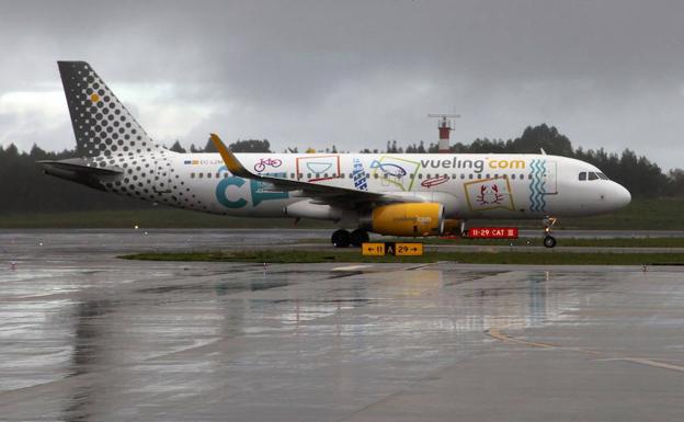 Avión de Vueling, en el aeropuerto de Asturias. 