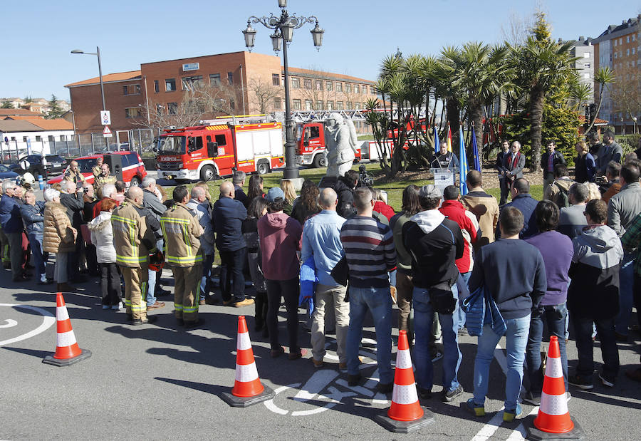 La capital asturiana ha inaugurado una estatua en honor al bombero fallecido en el incendio de la calle Uría con la presencia de su hijo, que ha criticado duramente la actitud del Ayuntamiento.