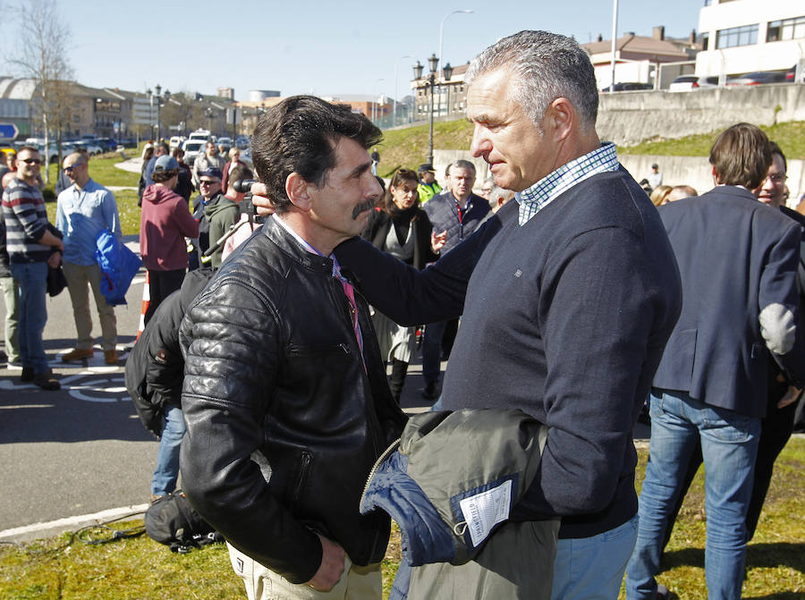 La capital asturiana ha inaugurado una estatua en honor al bombero fallecido en el incendio de la calle Uría con la presencia de su hijo, que ha criticado duramente la actitud del Ayuntamiento.