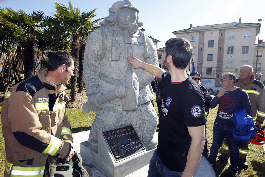 La capital asturiana ha inaugurado una estatua en honor al bombero fallecido en el incendio de la calle Uría con la presencia de su hijo, que ha criticado duramente la actitud del Ayuntamiento.