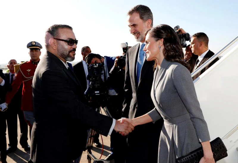 Don Felipe y doña Letizia realizan su primera visita oficial a Marruecos. A su llegada han sido recibidos por el rey Mohamed VI, quien ha presidido una ceremonia oficial de bienvenida en la plaza de Mechouar de Rabat.