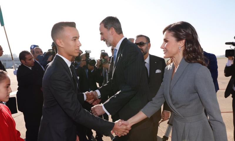 Don Felipe y doña Letizia realizan su primera visita oficial a Marruecos. A su llegada han sido recibidos por el rey Mohamed VI, quien ha presidido una ceremonia oficial de bienvenida en la plaza de Mechouar de Rabat.
