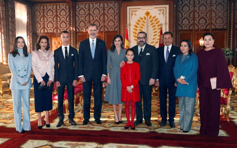 Don Felipe y doña Letizia realizan su primera visita oficial a Marruecos. A su llegada han sido recibidos por el rey Mohamed VI, quien ha presidido una ceremonia oficial de bienvenida en la plaza de Mechouar de Rabat.