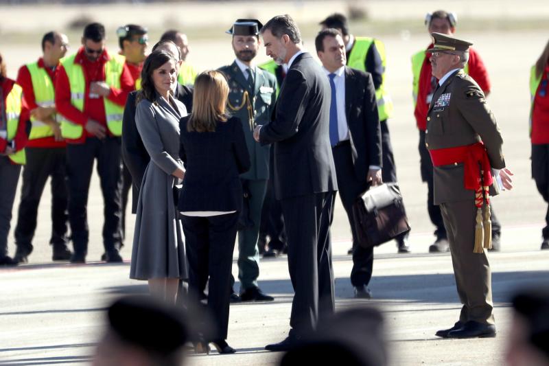 Don Felipe y doña Letizia realizan su primera visita oficial a Marruecos. A su llegada han sido recibidos por el rey Mohamed VI, quien ha presidido una ceremonia oficial de bienvenida en la plaza de Mechouar de Rabat.