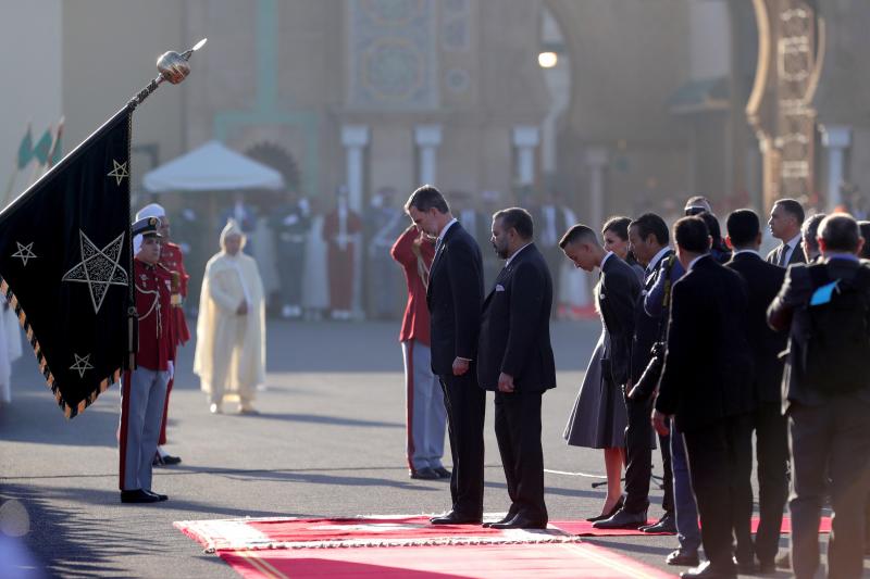 Don Felipe y doña Letizia realizan su primera visita oficial a Marruecos. A su llegada han sido recibidos por el rey Mohamed VI, quien ha presidido una ceremonia oficial de bienvenida en la plaza de Mechouar de Rabat.