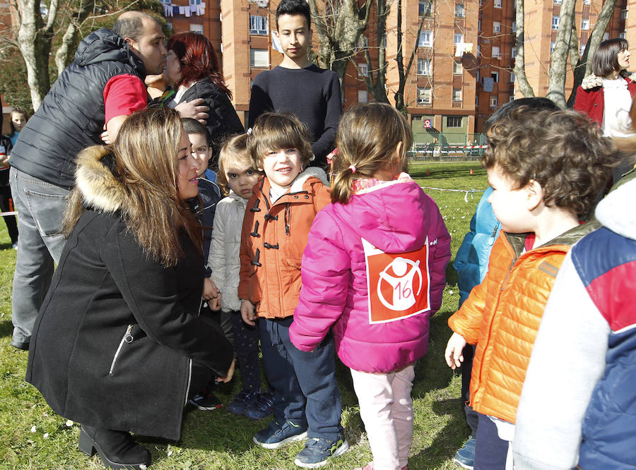 Los compañeros del niño que en Nochevieja falleció atragantado con una uva plantaron un abedul y participaron en una carrera en recuerdo al menor.