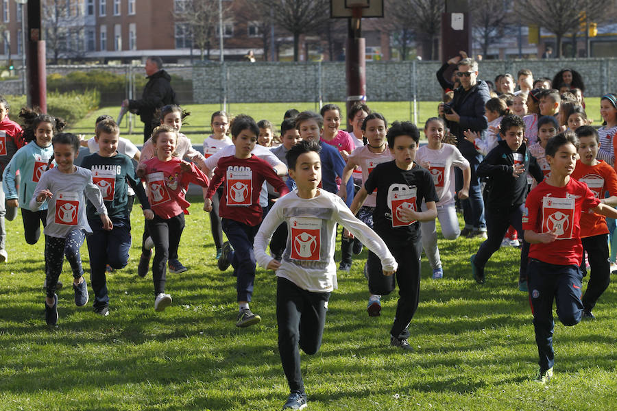 Los compañeros del niño que en Nochevieja falleció atragantado con una uva plantaron un abedul y participaron en una carrera en recuerdo al menor.