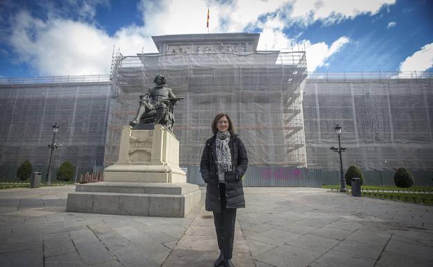 Nuria de Miguel junto a la estatua de Velázquez, en el Museo del Prado. 