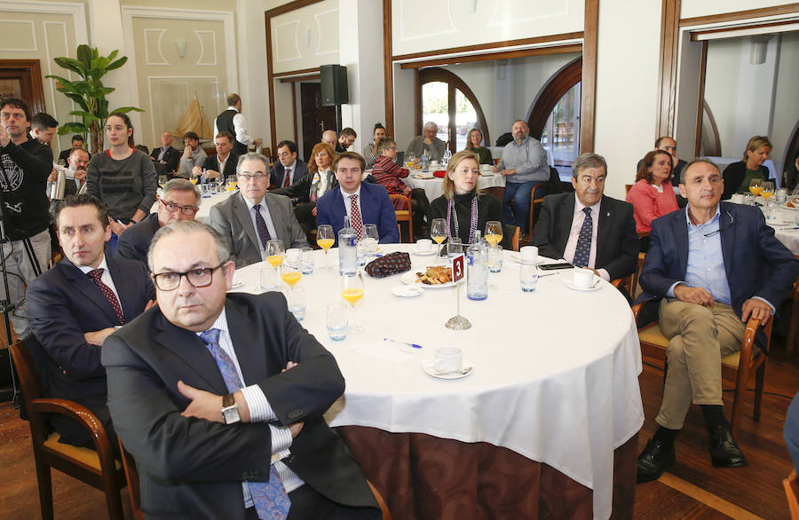 La alcaldesa de Gijon y presidenta de Foro Asturias ha sido la protagonista del encuentro que se celebrado en el Club de Regatas y al que asistieron representantes de la vida empresarial y política, así como agentes sociales