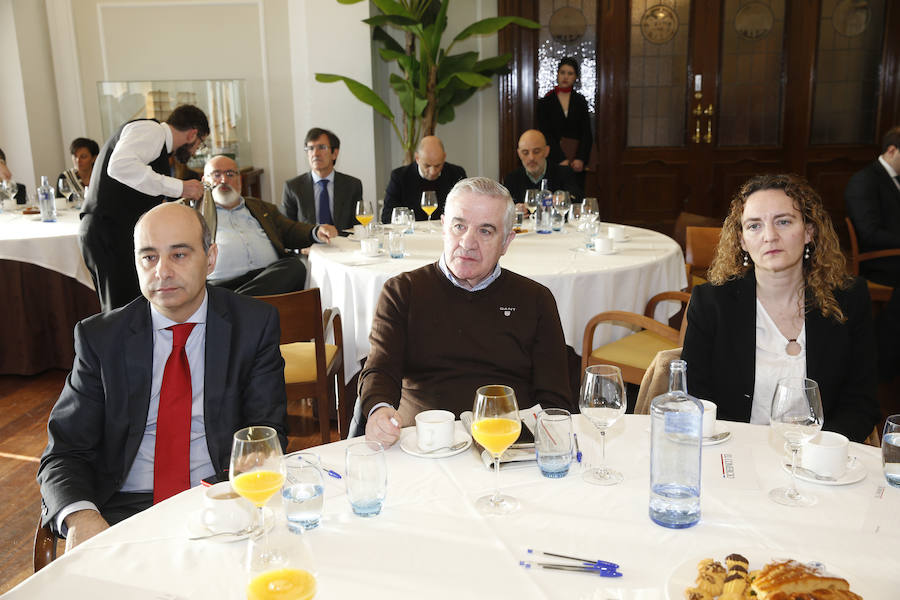 La alcaldesa de Gijon y presidenta de Foro Asturias ha sido la protagonista del encuentro que se celebrado en el Club de Regatas y al que asistieron representantes de la vida empresarial y política, así como agentes sociales