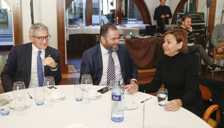 La alcaldesa de Gijon y presidenta de Foro Asturias ha sido la protagonista del encuentro que se celebrado en el Club de Regatas y al que asistieron representantes de la vida empresarial y política, así como agentes sociales