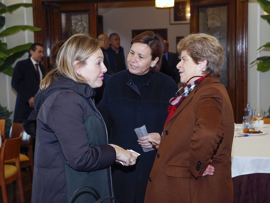 La alcaldesa de Gijon y presidenta de Foro Asturias ha sido la protagonista del encuentro que se celebrado en el Club de Regatas y al que asistieron representantes de la vida empresarial y política, así como agentes sociales