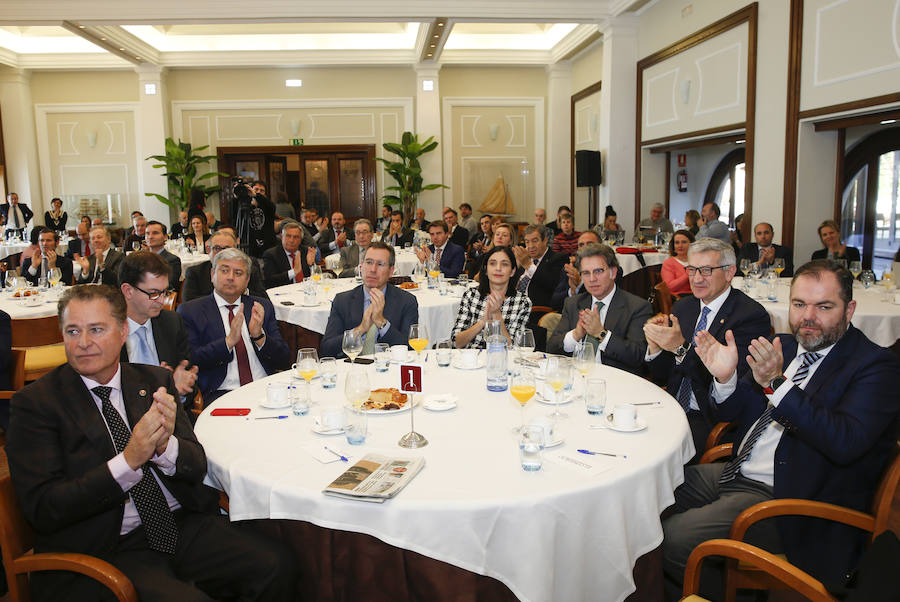 La alcaldesa de Gijon y presidenta de Foro Asturias ha sido la protagonista del encuentro que se celebrado en el Club de Regatas y al que asistieron representantes de la vida empresarial y política, así como agentes sociales