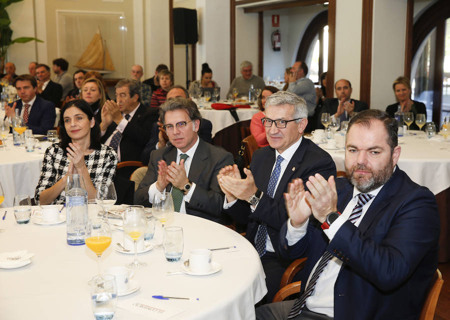 La alcaldesa de Gijon y presidenta de Foro Asturias ha sido la protagonista del encuentro que se celebrado en el Club de Regatas y al que asistieron representantes de la vida empresarial y política, así como agentes sociales