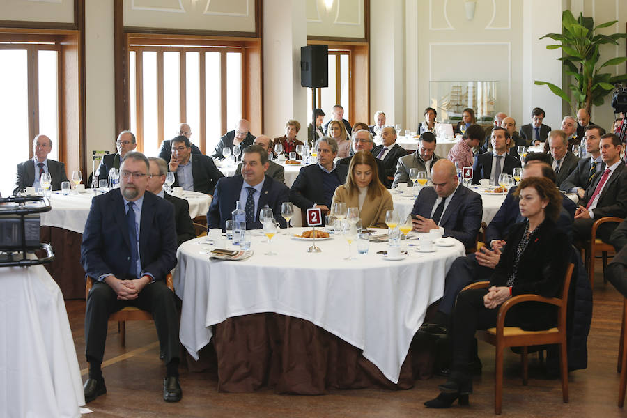 La alcaldesa de Gijon y presidenta de Foro Asturias ha sido la protagonista del encuentro que se celebrado en el Club de Regatas y al que asistieron representantes de la vida empresarial y política, así como agentes sociales