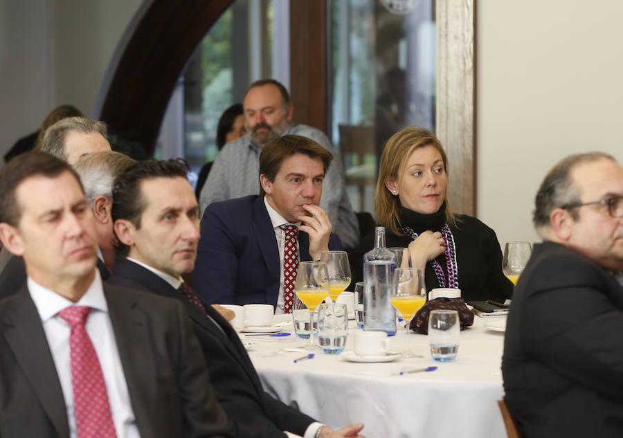 La alcaldesa de Gijon y presidenta de Foro Asturias ha sido la protagonista del encuentro que se celebrado en el Club de Regatas y al que asistieron representantes de la vida empresarial y política, así como agentes sociales