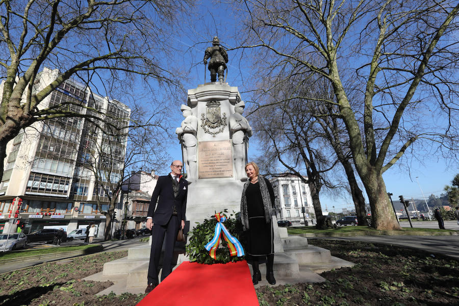 Avilés recuerda a su vecino más ilustre, ell Adelantado de La Florida, con un homanaje floral en el Parque del Muelle