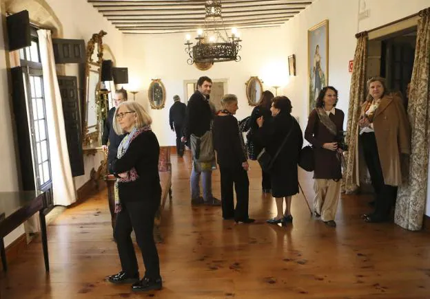 Un momento de la visita en uno de los salones interiores del Palacio de Meres. 