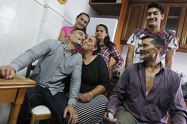 Gonzalo Montoya, besado por su madre y rodeado de familiares al salir de prisión, en agosto. 