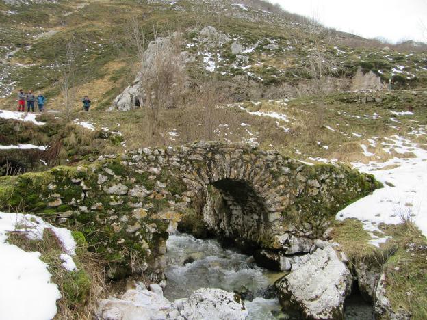 Puente romano de Moyeyeres, en Cabao, cerca de Sotres. 